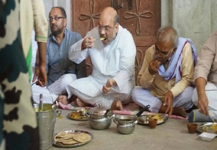 Amit Shah 01 यूपी: अमित शाह ने किया दलितों के साथ भोजन