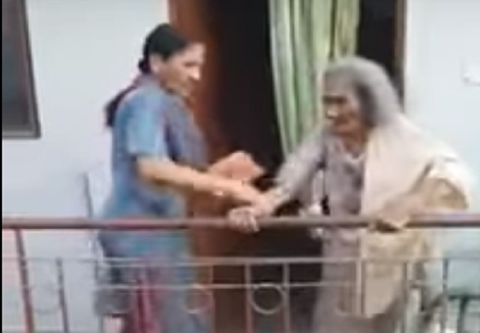 Delhi बूढ़ी मां को पीटती बेटी (वीडियो)