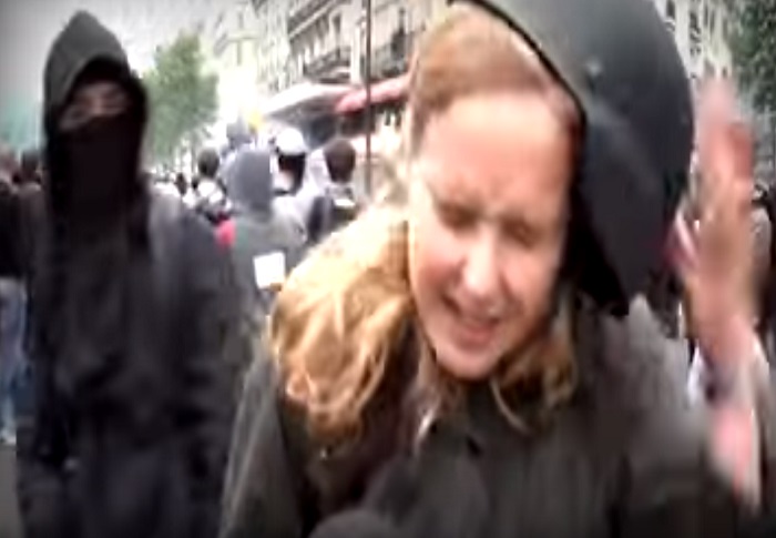France ओह...लाइव कवरेज के दौरान महिला पत्रकार को जड़ा थप्पड़