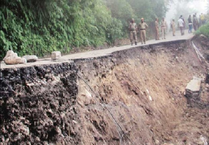 Landslide उत्तराखंड : लगातार बारिश होने से सड़क पर आया मलबा, बंद हुआ यमुनोत्री हाईवे, सैकड़ों वाहन फंसे