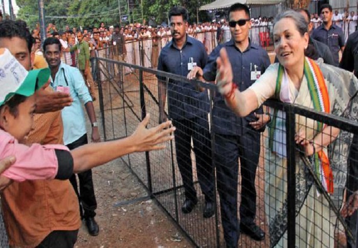 Sonia Gandhi सोनिया गांधी की आपत्तिजनक तस्वीर से बवाल, एक की मौत