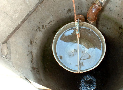 water well पानी के लिए कूएं के सहारे हैं लोग, सरकार हो गई बहरी, संकट से कैसे उबरे जनता?