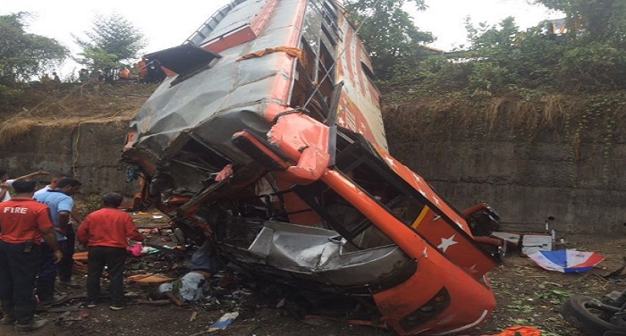 Accident बिहार के औरंगाबाद में बस-ट्रक भिड़ंत, तीन की मौत