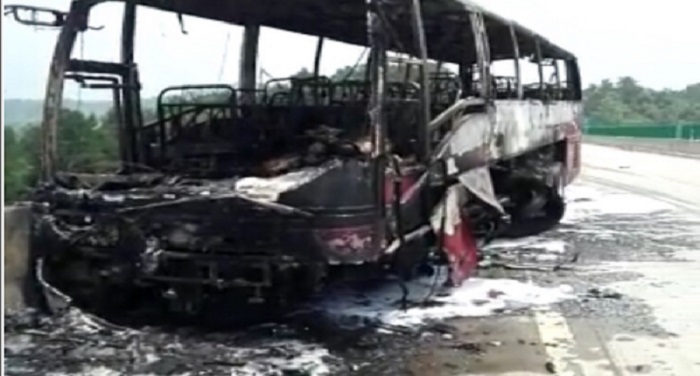 Bus Fire चीन: ऑयल टंकी में रिसाव से बस में आग, 30 लोगों की मौत