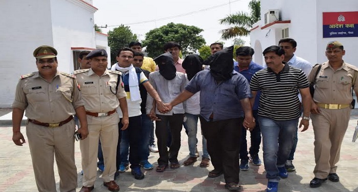 Meerut 01 मेरठ ट्रिपल हत्याकांड की गुत्थी सुलझी, पुलिस की गिरफ्त में मास्टरमाइंड