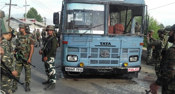 SRINAGAR 01 कश्मीर: सीआरपीएफ काफिले पर हमला, 8 जवान शहीद, 2 आतंकवादी ढेर