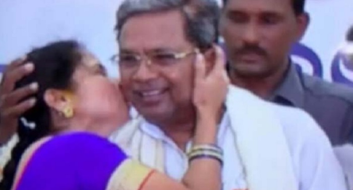 Siddharamiya ...कर्नाटक के सीएम को सबके सामने महिला ने किया किस