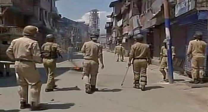 Srinagar श्रीनगर में प्रदर्शनकारियों, सुरक्षाबलों के बीच झड़प
