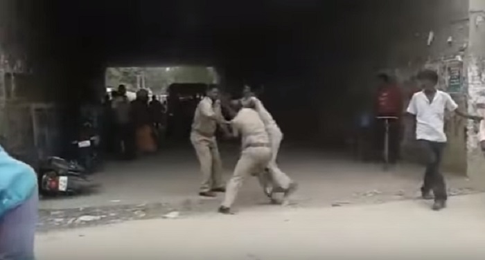 UP Police देखिए अखिलेश जी...ये है यूपी पुलिस, अवैध वसूली को लेकर भिड़े (वीडियो)