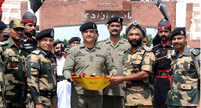 Indo Pak भारतीय, पाकिस्तानी सैनिकों ने एक-दूसरे को ईद की बधाई दी
