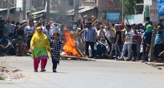 Kashmir 03 घाटी में फिर भड़की हिंसा, सुरक्षा बलों के साथ संघर्ष में 2 लोगों की मौत