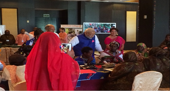 Modi tanjaniya 01 1 पीएम मोदी की अफ्रीका में सौर माताओं से मुलाकात