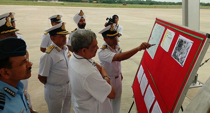Parrikar वायुसेना के लापता विमान की तलाश जारी, रक्षा मंत्री ने किया निरीक्षण