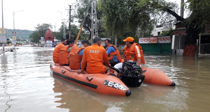 NDRF एनडीआरएफ की 56 टीमें 5 राज्यों में बाढ़ राहत में जुटीं