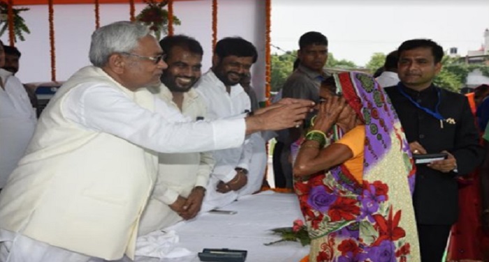 Nitish 1 नीतीश ने बाढ़ राहत शिविरों का जायजा लिया