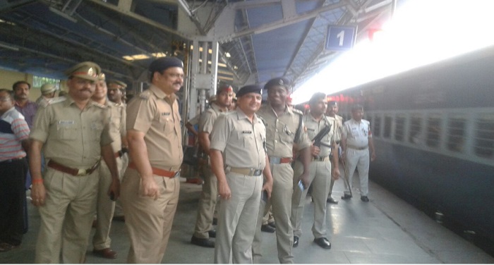 Police बिहार में रेल पटरी से बम बरामद