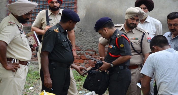 Punjab 1 कूड़े से रॉकेट लांचर और पुराने बम बरामद