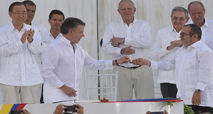 Colombian president chief Fark signed peace agreement कोलंबियाई राष्ट्रपति, फार्क प्रमुख ने शांति समझौते पर हस्ताक्षर किए