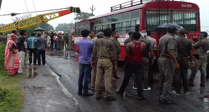High tension wire fell on the moving bus in UP 7 dead यूपी में चलती बस पर गिरा हाईटेंशन तार, 7 मरे