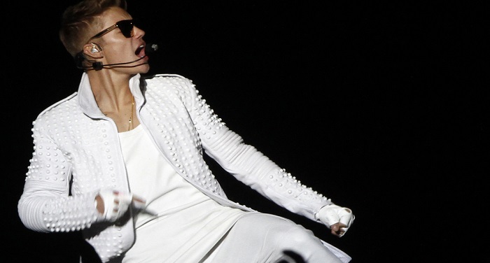 Justin Bieber attacked by unknown people at nightclub जस्टिन बीबर पर नाइटक्लब में हमला