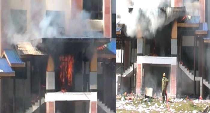 Kashmir कश्मीर में प्रदर्शनकारियों ने जिलाधिकारी के कार्यालय में आग लगाई