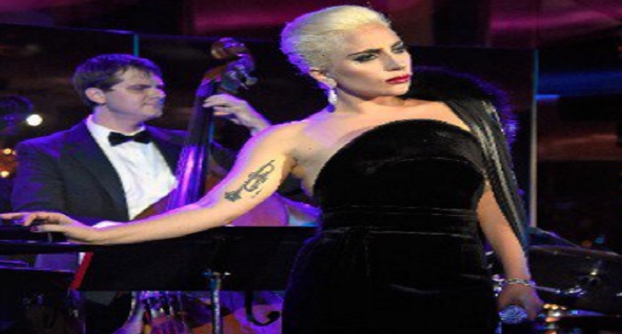 Lady Gaga like guy who is playing chess लेडी गागा को शतरंज खेलने वाले पुरुष पसंद
