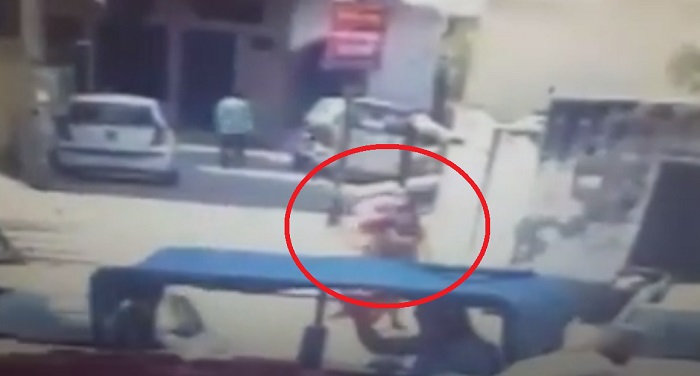 Meerut 01 दिनदहाड़े महिला की चेन खींचकर भागा बदमाश, घटना कैमरे में कैद