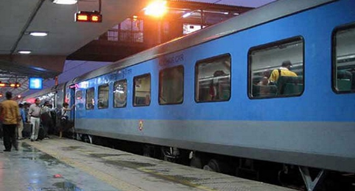 ailway gifts to passenger30 trains get place in new timetable त्योहारों के चलते रेलवे ने 6 स्पेशल ट्रेनों को चलाने का किया ऐलान