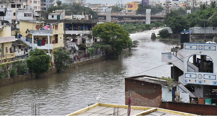 akkaa तेलंगाना : वायुसेना ने बाढ़ में फंसे 24 श्रमिकों को बचाया