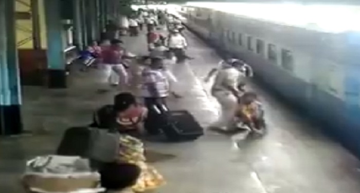 lonwala दुर्घटना से देर भलीः लड़की चलती ट्रेन से उतरी, तभी अचानक...
