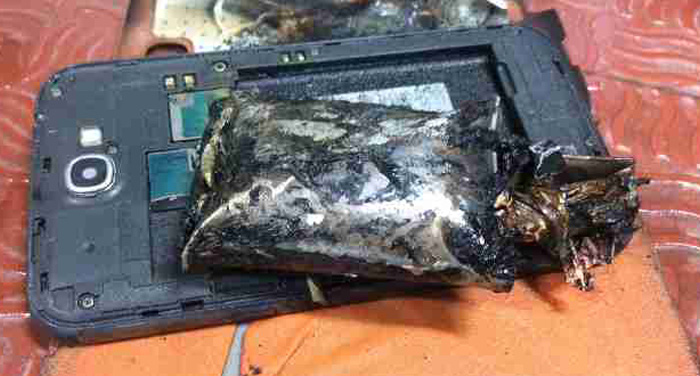 mobile blast विमान में फटा सैमसंग का फोन, मची अफरा-तफरी