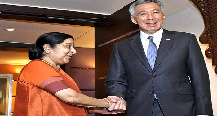 External Affairs Minister Sushma Swarajs met with Prime Minister of Singapore विदेश मंत्री सुषमा स्वराज ने सिंगापुर के प्रधानमंत्री से की मुलाकात