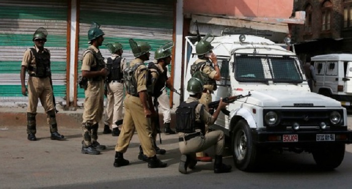 Jammu police पुलिसकर्मियों से दो राइफलें छीन कर भागे संदिग्ध आतंकी
