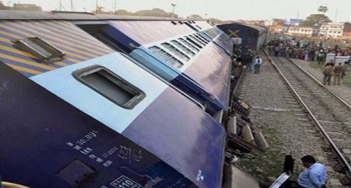 Jhelum Express derailed 10 coaches 2 people were reported injured झेलम एक्सप्रेस के 10 डिब्बे पटरी से उतरे, 3 लोगों के घायल होने की खबर