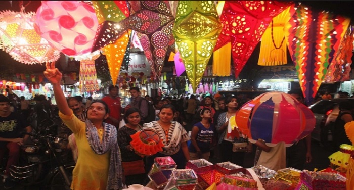 Market is in full swining to on dhanteras देशभर में धनतेरस की धूम, बाजारों में उमड़ी भीड़
