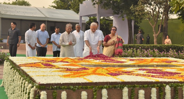 PM Modi pays tribute to Mahatma Gandhi and Lal Bahadur Shastri बापू और लाल बहादुर शास्त्री की जयंती पर पीएम मोदी ने दी श्रद्धांजलि