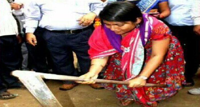 b Chandrakala डीएम ने खुद फावड़ा चलाकर शुरू किया स्वच्छता अभियान