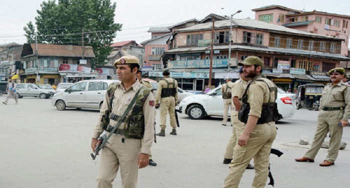 kashmir police officer suspended for passing on information to pakistan agency कश्मीर में तनाव फैलाने के लिए पाकिस्तान से पैसे लेने वाले 4 शख्स गिरफ्तार