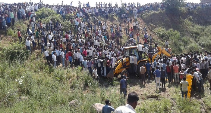 ratmlam रतलाम: तलाब में गिरी बस , 20 से ज्यादा यात्रियों की मौत