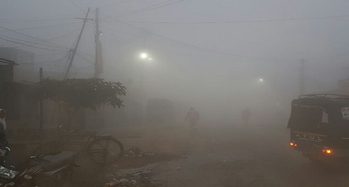 Fog कोहरे का असरः दिल्ली में उड़ानें, रेल सेवा प्रभावित