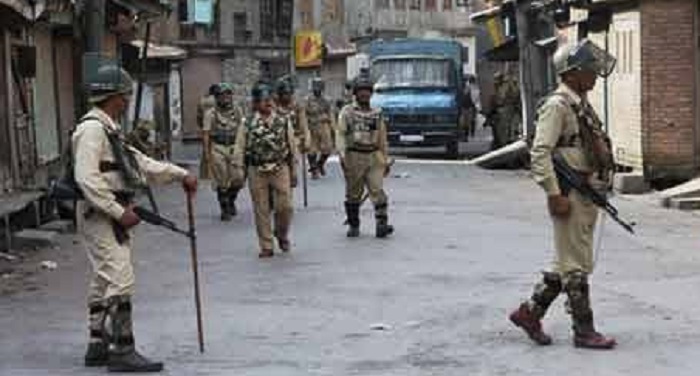 Kashmir 1 कश्मीर में छात्रों ने किया प्रदर्शन, हिंसक झड़प में 50 घायल