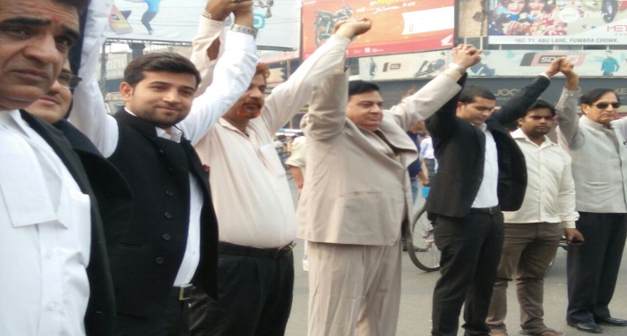 Meerut2 मेरठ: हाईकोर्ट बेंच की मांग को लेकर मेरठ में वकीलों ने किया चक्का जाम