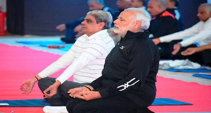 Modi yoga मोदी ने पुलिस अकादमी में शीर्ष पुलिस अधिकारियों के साथ किया योगा