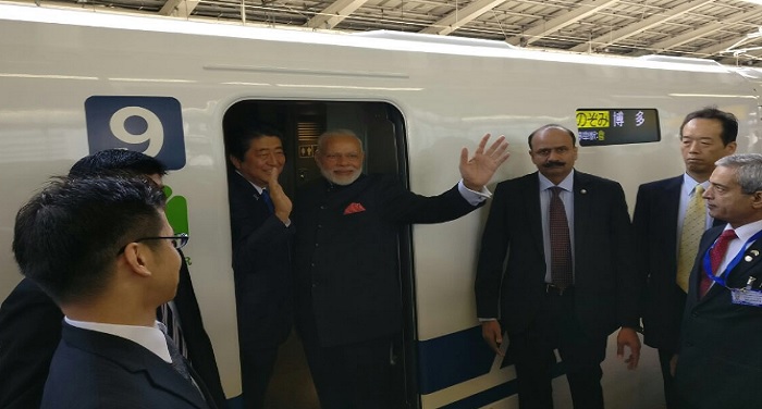 Modis bullet train trip with Japanese Prime Minister Shinzo पीएम मोदी का शिंजो आबे के साथ बुलेट ट्रेन का सफर (वीडियो)