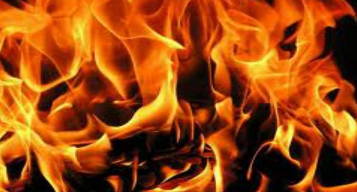 Nepali woolen market 150 shops caught fire in Delhi दुकान में आग लगने से लाखों का सामान जलकर राख