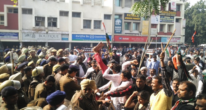 chandigadh चंडीगढ़ में भाजपा के विरोध में कार्यकर्ताओं पर हुई पानी की बौछार