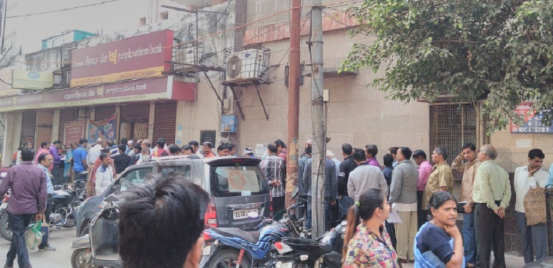 dehradun उत्तराखंड में बैंकों, एटीएम पर लोगों की भीड़