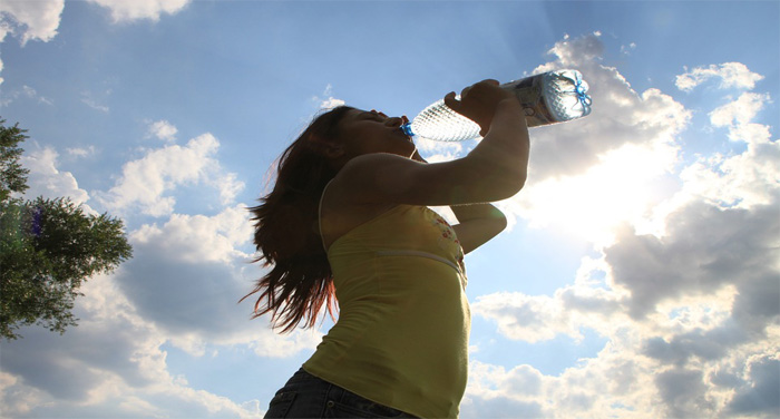 hot sun watar dirnk सर्दियों में धूप सेंकना और ज्यादा पानी पीना सेहत के लिए फायदेमंद