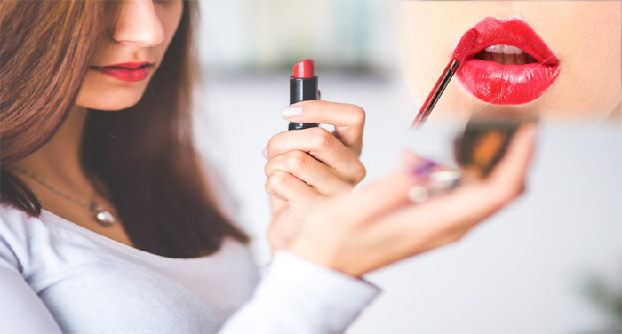 lipstick woman त्वचा के रंग के अनुसार यूं चुनें लिप कलर