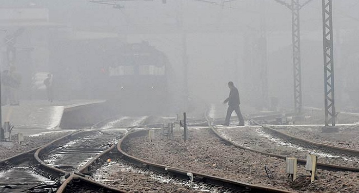 Fog 1 उत्तर भारत सहित राजधानी में कोहरे का कहर, ट्रेन और हवाई यात्रा प्रभावित